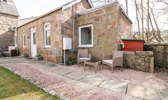 Ballater Cottage | GAIRNLEA COTTAGE, family friendly, with open fire in Ballater
