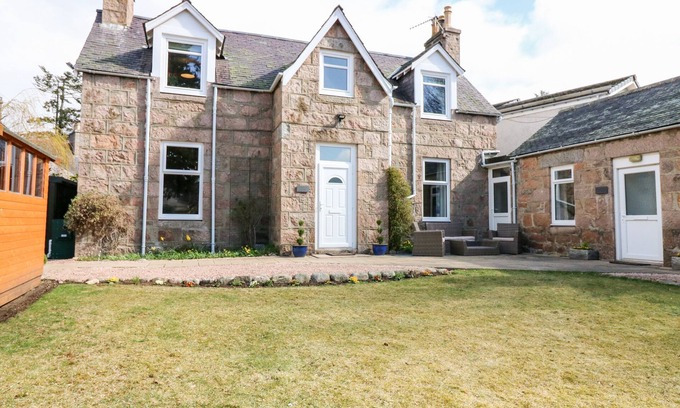 Ballater House | GAIRNLEA HOUSE, family friendly, with open fire in Ballater