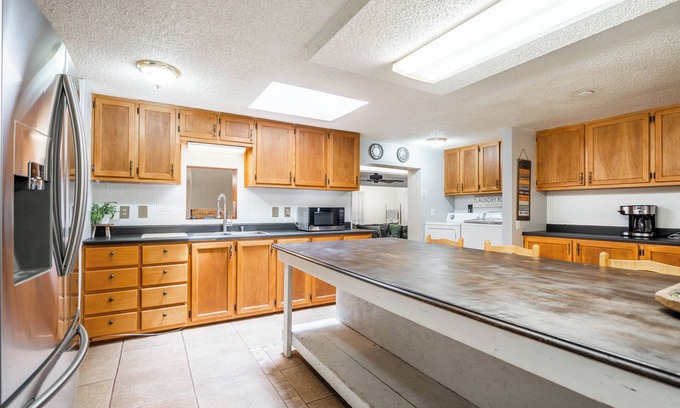 Odessa House | Game Room - 6 Beds - Pet Friendly - Large Kitchen - BBQ