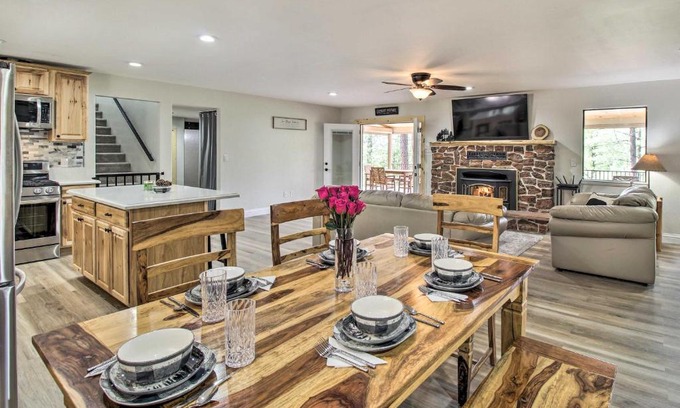 Pinetop House | Game Room and Wooded Views Pinetop Cabin!