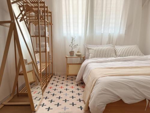 Nonhyeon-dong Apartment | Gangnam 23, 3 minutes walk from Sinnonhyeon Station, airport bus, 1st floor, emotional accommodation, sleeps 5, Netflix, WiFi