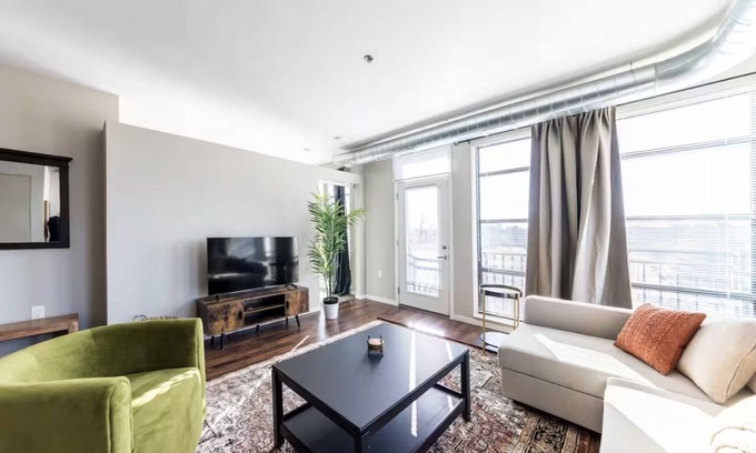 DeBaliviere Place Apartment | Garage Parking Cozy Central West End Condo
