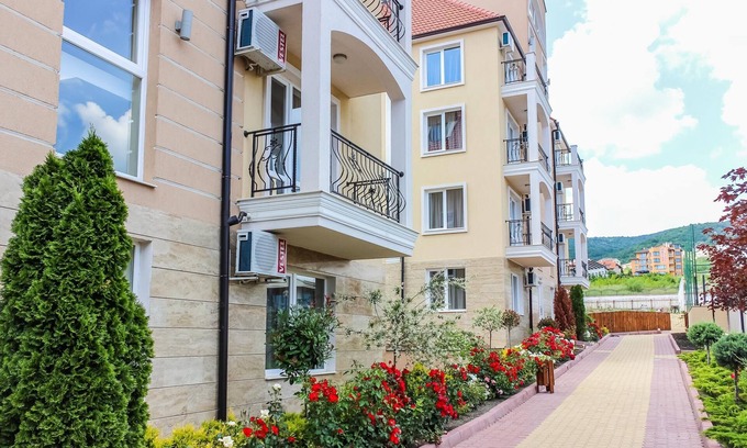 Intsaraki Condo | Garden 3 room apartment E3 in Macon Residence