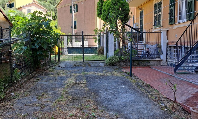 Albisola Superiore Apartment | Garden and private parking space