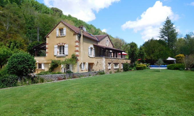 Sauveterre-la-Lemance Apartment | Garden Apartment with private Grounds and Pool