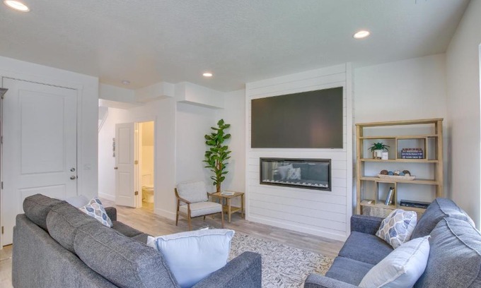 Garden City House | Garden City Townhome with Fireplace Near Bear Lake!