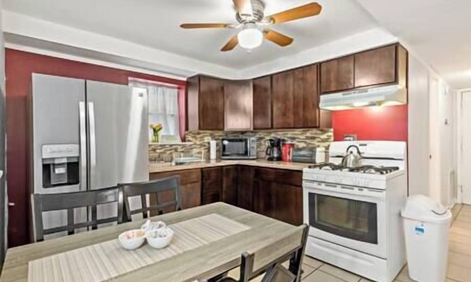 River Forest Apartment | Garden Condo W/Desk and free kids toys