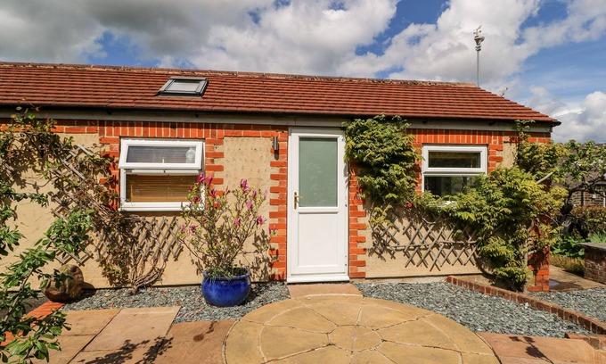 Ilkley Cottage | GARDEN COTTAGE, romantic, with a garden in Ilkley