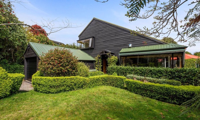 Waipahihi House | Garden Grove - Taupō Holiday Home