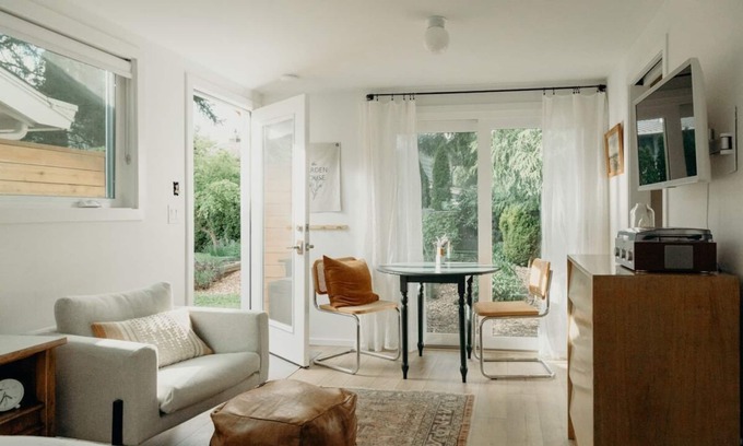 Silver Lake House | Garden Guest House in a peaceful neighborhood