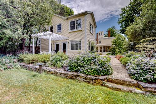 Wiscasset House | Garden Hideaway