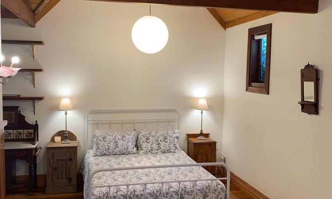 Glenbrook House | Garden Studio cabin Self contained with external bathroom
