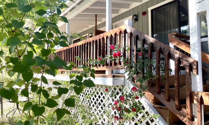 Ahwahnee Cabin | Garden Suite - Sierra Mountain Lodge