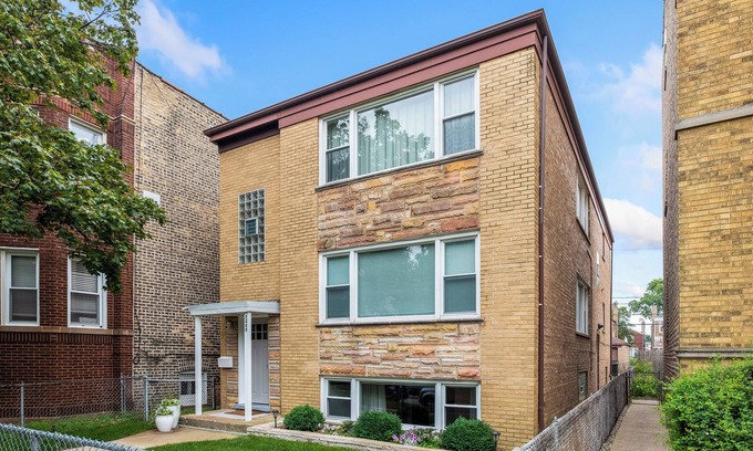 West Ridge Apartment | Garden Unit Getaway - Close to Wrigley, Andersonville, Evanston, and more!