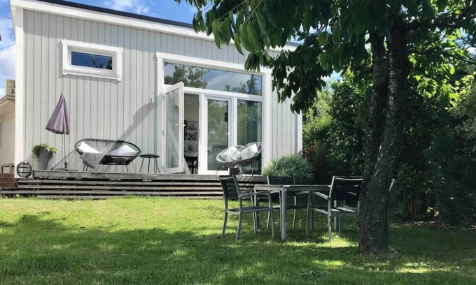 Edsberg Cabin | Garden view by lake - near nature, city & airport