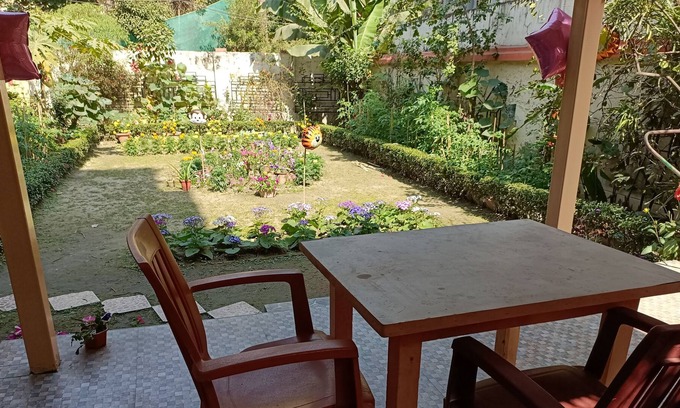Ballygunge Park House | Garden View Room in South Kolkata near Renowned Restaurants and Lakes