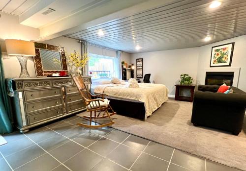 Erin Mills House | Garden-view Studio with king bed, Free parking, 3kms to UTM