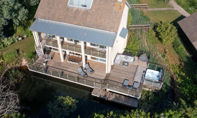 Cirencester House | Garden Villa - CW70 - HOT TUB - Lakeside Spa