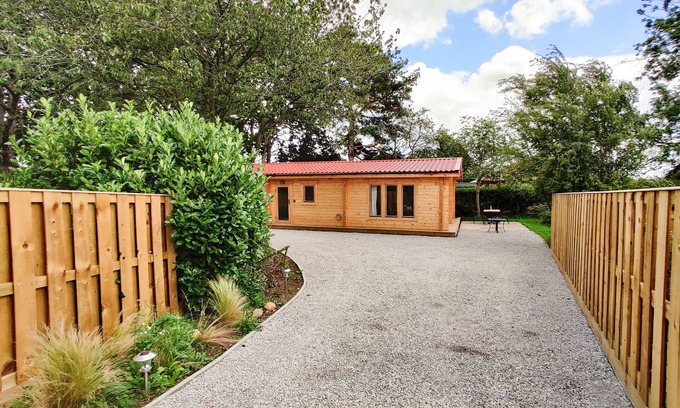 Huby Cottage | GARDENER'S LODGE, family friendly, character holiday cottage in Huby