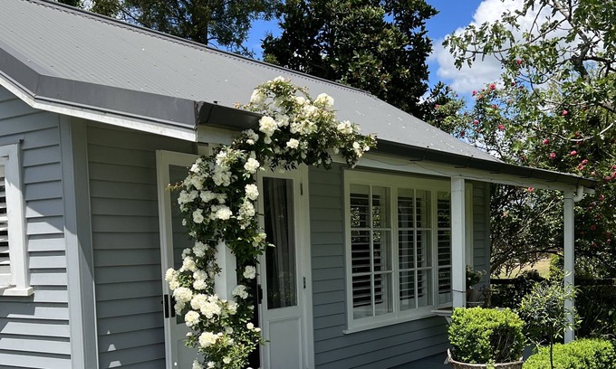 Tamahere Cottage | Gardeners' Cottage - Tranquil and private country-style accommodation.