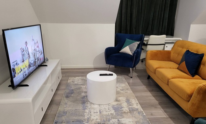 Greenwich Apartment | Garland Modern 2 Bedroom Apartment With Parking