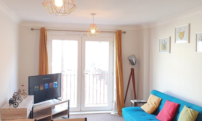 Tilbury Apartment | Garland Modern Apartment With Parking Tilbury 1