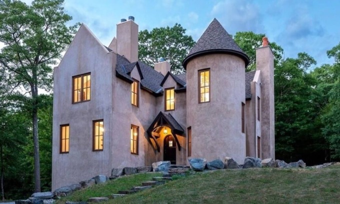 Garrison House | Garrison Castle Retreat 5B/4B Fireplace Pond Hike
