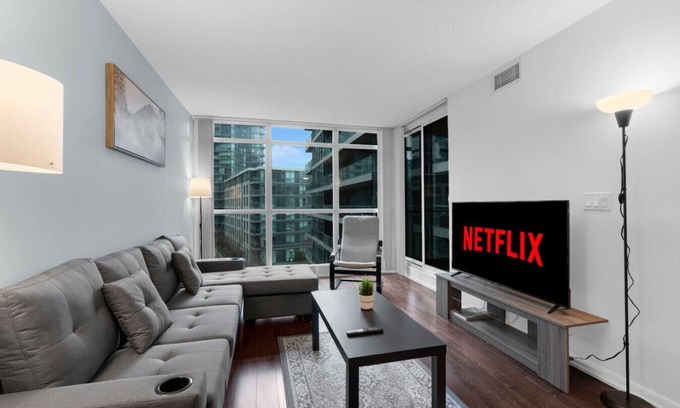 Fort York Hotel | Garrison Commons - Free Parking - Pool - Gym