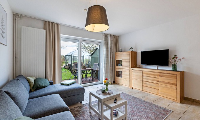 Lindhoft Apartment | 'Gartenglückchen' close to the Sea with Garden & Wi-Fi