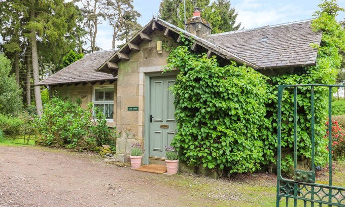 West Calder Cottage | GATE LODGE, pet friendly, with open fire in West Calder
