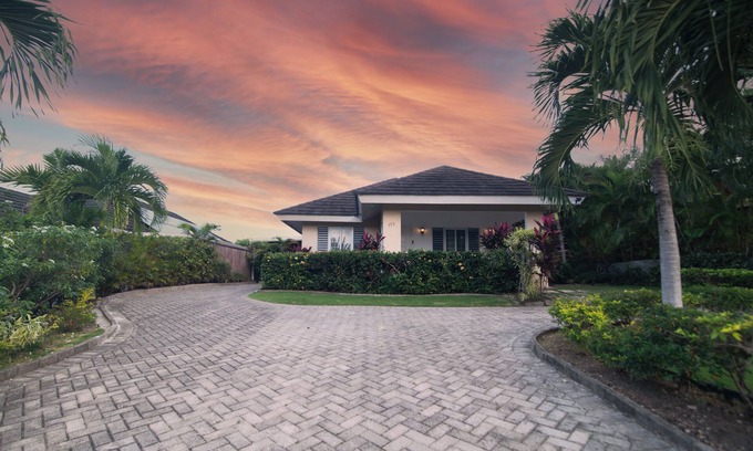 St. Ann's Bay House | Gated Boho 3-bedroom house with WiFi, gym pool , beach in Ocho Rios