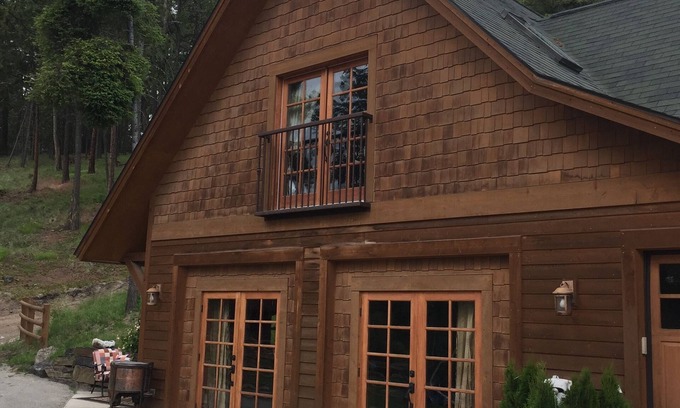 Somers Cottage | Gated Luxury Lodge 2 Bedroom 2 Bath 4 Beds Fireplace Sleep6 Lake View EV Charger
