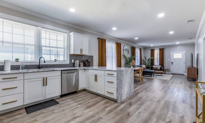 Crosstown Apartment | Gated Parking-Private Fenced Yard