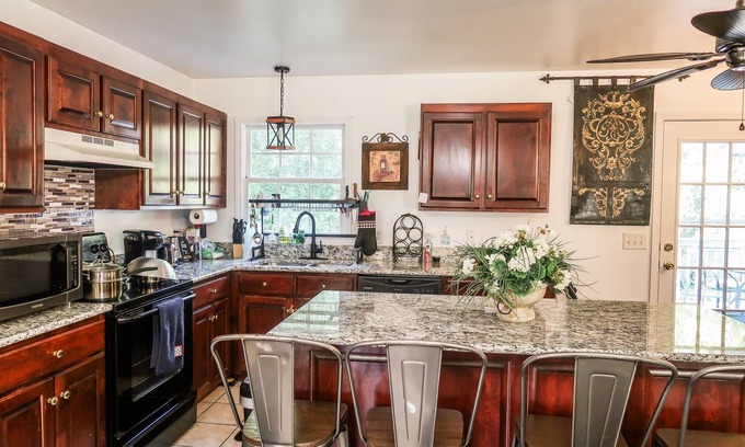 Goodlettsville Cottage | Gated Private Hilltop Villa, 3 bed, 3 bath, pool, spa on 50 acres, near airport