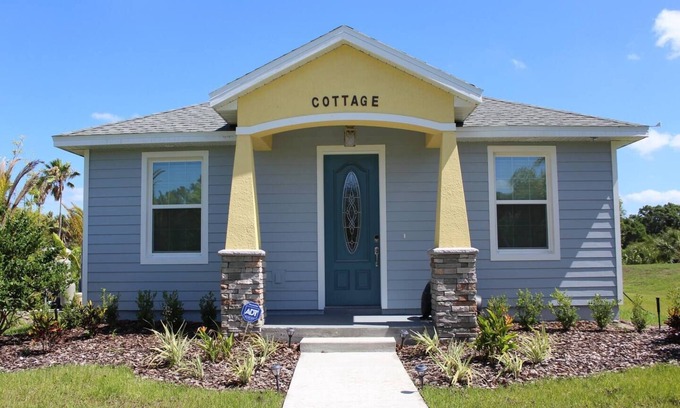 Oviedo Cottage | Gator Cottage: Cozy 2-bedroom, 1-bath cottage, sleeps 4. Perfect for a small family.