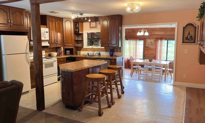 Oviedo House | Gator Hole: Old-Florida Cabin Feeling 2-bedroom, 1.5-bath house, sleeps 4.