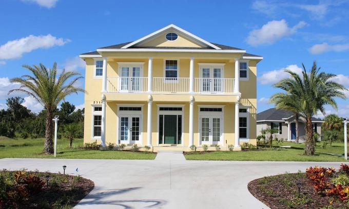 Oviedo House | Gator Mansion: Spacious 6-bedroom, 5-bath home, sleeps 12. Perfect for family gatherings.