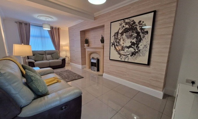 Dowlais House | Comfortable 3 Bed home Merthyr