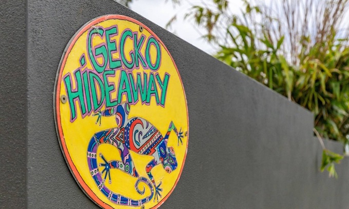 Smiths Lake House | Gecko Hideaway - unique glamping style holiday home