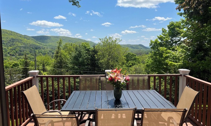 Great Barrington House | Gem of the Berkshires. Mountain View. Short walk to lake & downtown.