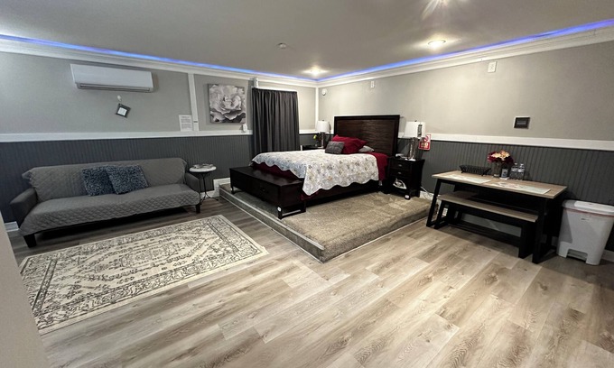 Spring House | Generac backup powered guesthouse with wash & dryer! Min from IAH.Hablo español.