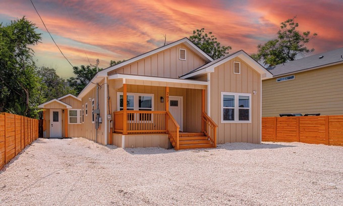 Nevada Street House | Generous 4BR/3BA Charmer Near Glorius Downtown!
