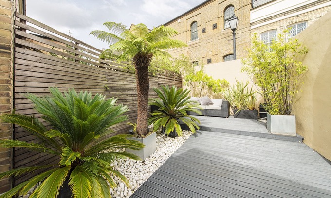 Waterloo House | Georgian House on a very quiet and historic street w/Garden & Tempur Beds
