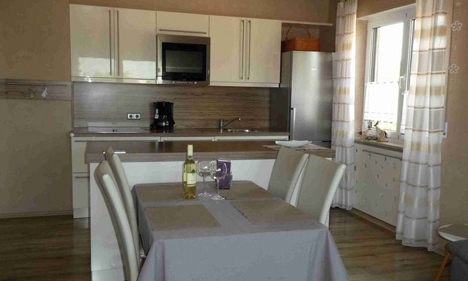 Volkach Apartment | Geräumige 90qm Ferienwohnung mit Balkon und Terrasse, kostenfreies WLAN