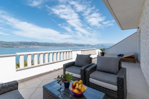 Arbanija Apartment | Geräumige Ferienwohnung Mit Meerblick