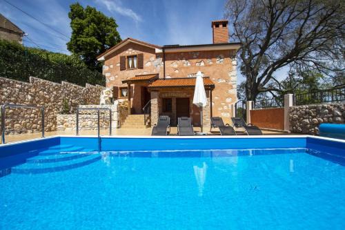 Brsec House | Geräumiges Ferienhaus In Brseč Mit Privatem Pool