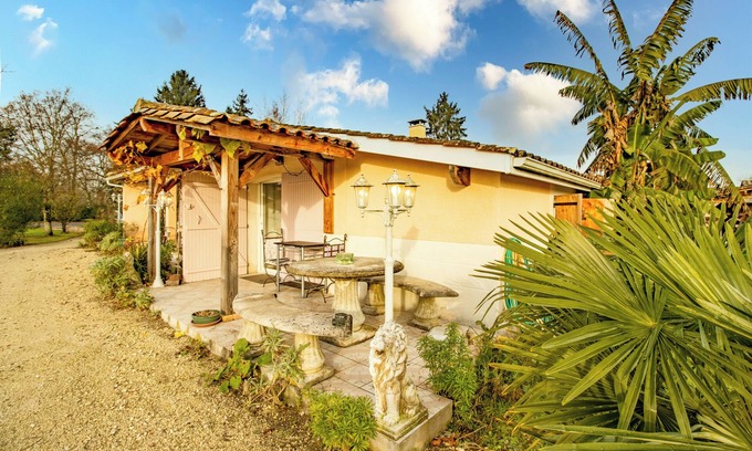 Pineuilh House | Getaway at Les Pouges – Renovated House with Garden, Fast Wi-Fi, Barbecue