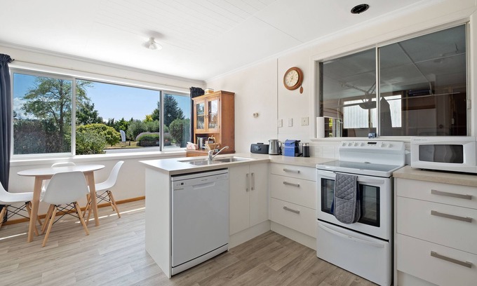 Lowburn Cottage | Getaway on the Green - Cromwell Holiday Home