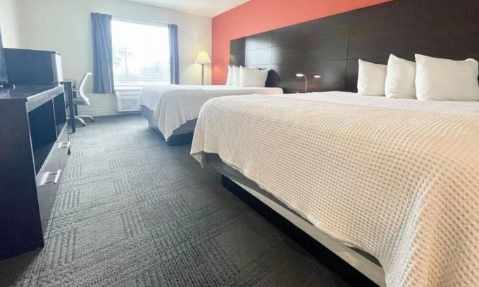 Cuero House | Getaway Weekend Trip! Comes w/ Free Parking, Minutes from Guadalupe River!