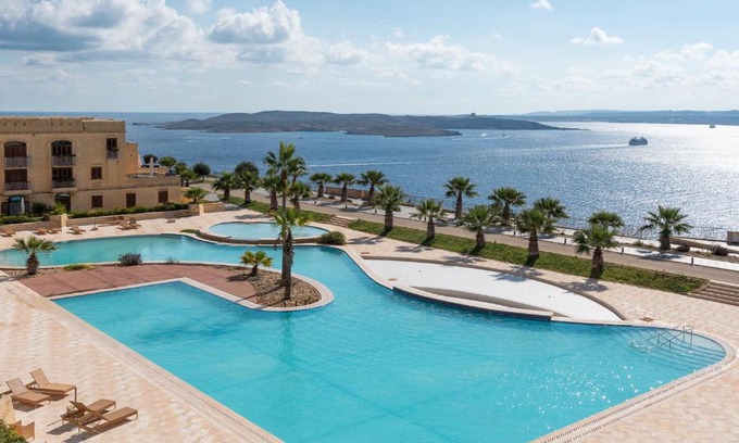 Ghajnsielem House | GetawayNpetto Private Duplex Maisonette with Jacuzzi Hot Tub